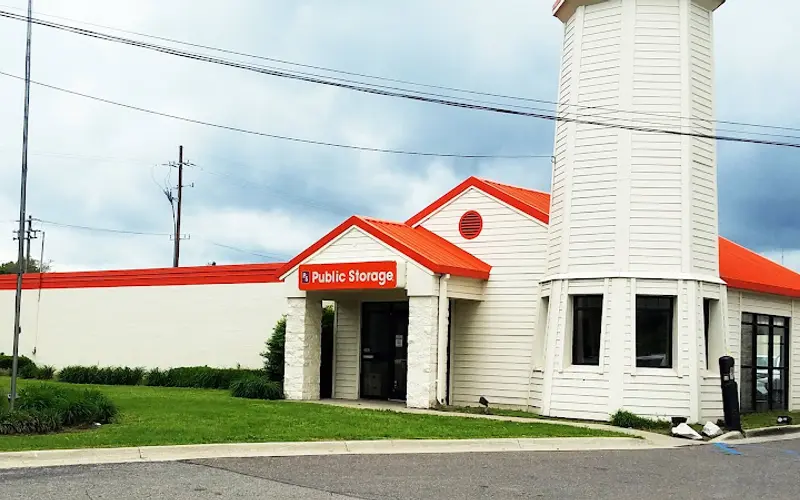 Public Storage at 19350 Eight Mile W, Southfield, MI