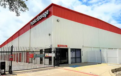 Public Storage at 2105 Winsted Dr, Dallas, TX